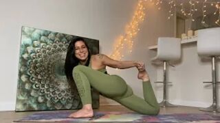 Day 9: YOGA FOR RUNNERS ~ hip openers, tight hamstrings, tight glutes | 30 day yoga challenge
